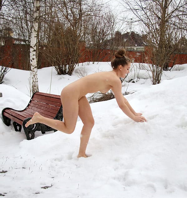Молодая голожопка радуется первому снегу 25 фото