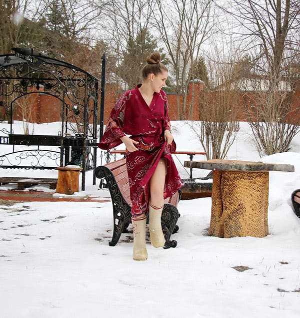 Молодая голожопка радуется первому снегу 3 фото