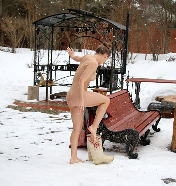 Молодая голожопка радуется первому снегу 70 фото