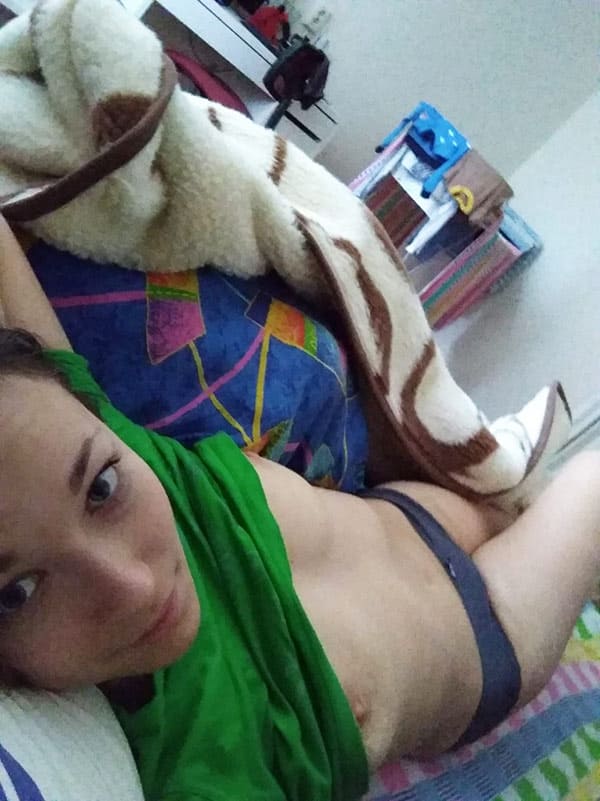 Селфи лысой пизды из постельки присланное 4 фото