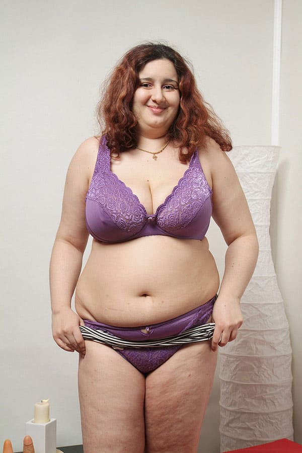 Молодая толстушка дрочит свою волосатую письку 19 фото