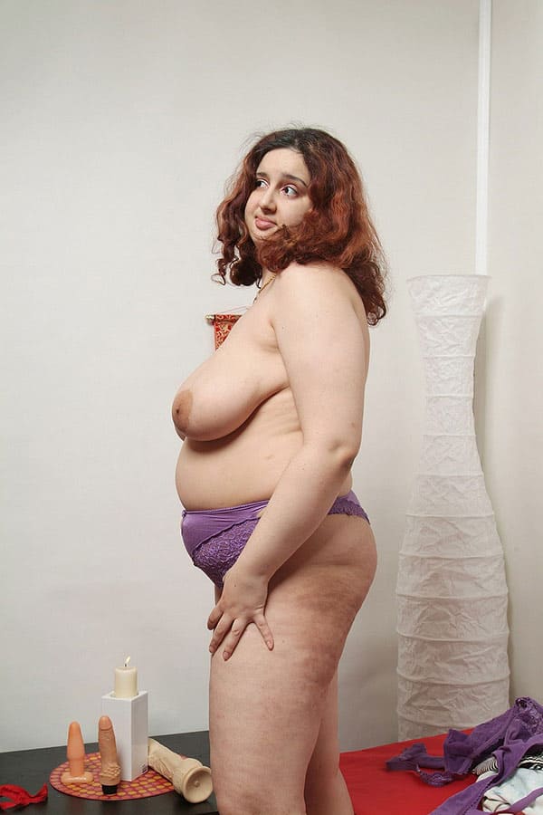 Молодая толстушка дрочит свою волосатую письку 37 фото