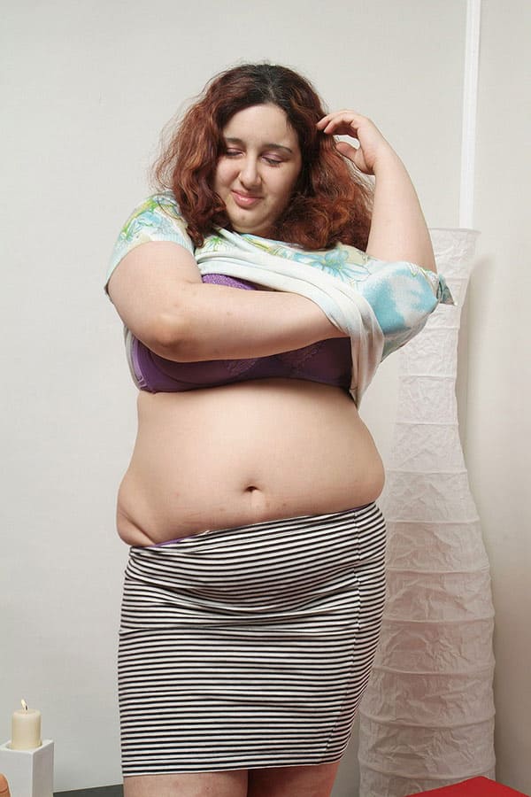 Молодая толстушка дрочит свою волосатую письку 6 фото