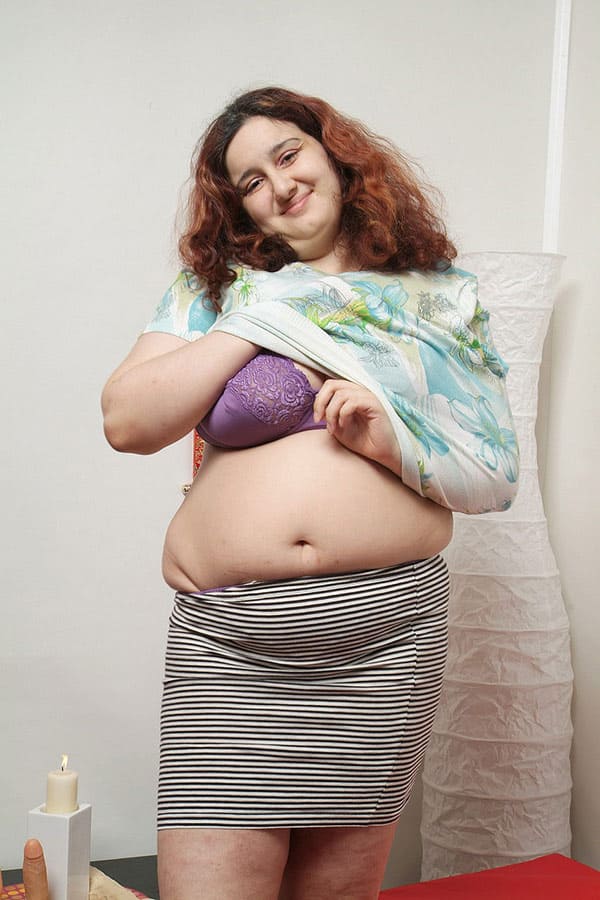 Молодая толстушка дрочит свою волосатую письку 7 фото