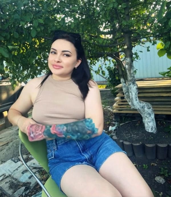 Сисястая Анастасия отсосала на лавочке 1 фото