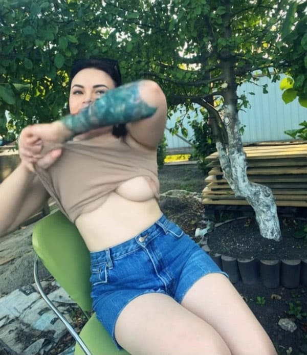 Сисястая Анастасия отсосала на лавочке 2 фото