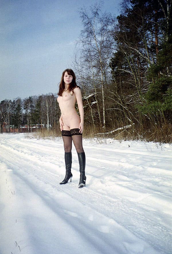 Зимнее ретро ню на природе 11 фото