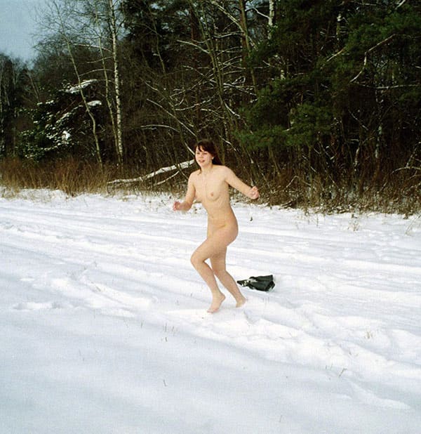 Зимнее ретро ню на природе 23 фото