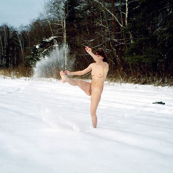 Зимнее ретро ню на природе 25 фото