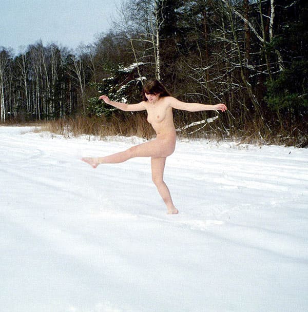 Зимнее ретро ню на природе 26 фото