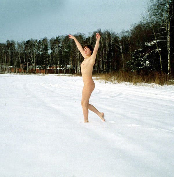 Зимнее ретро ню на природе 27 фото