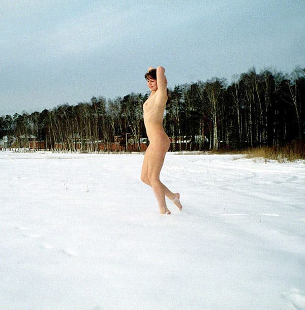 Зимнее ретро ню на природе 28 фото