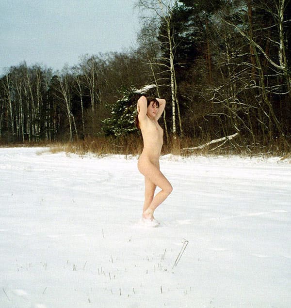 Зимнее ретро ню на природе 30 фото