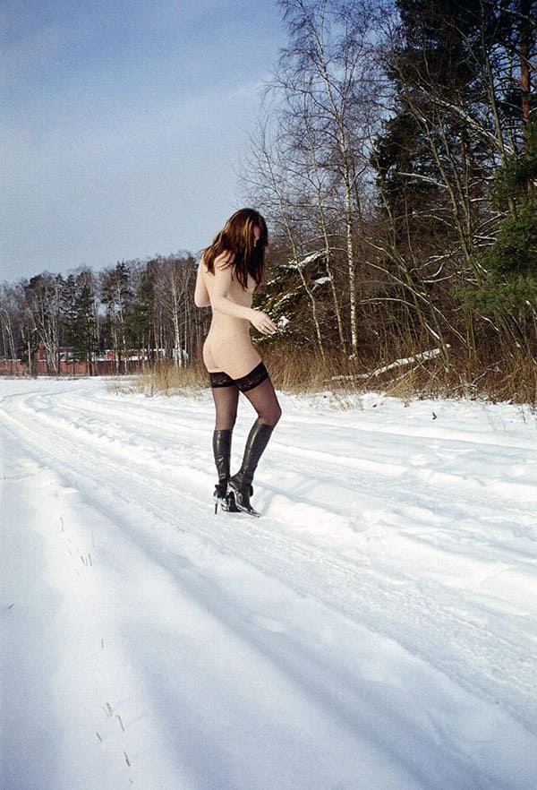 Зимнее ретро ню на природе 8 фото