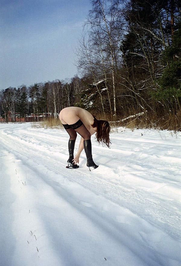 Зимнее ретро ню на природе 9 фото