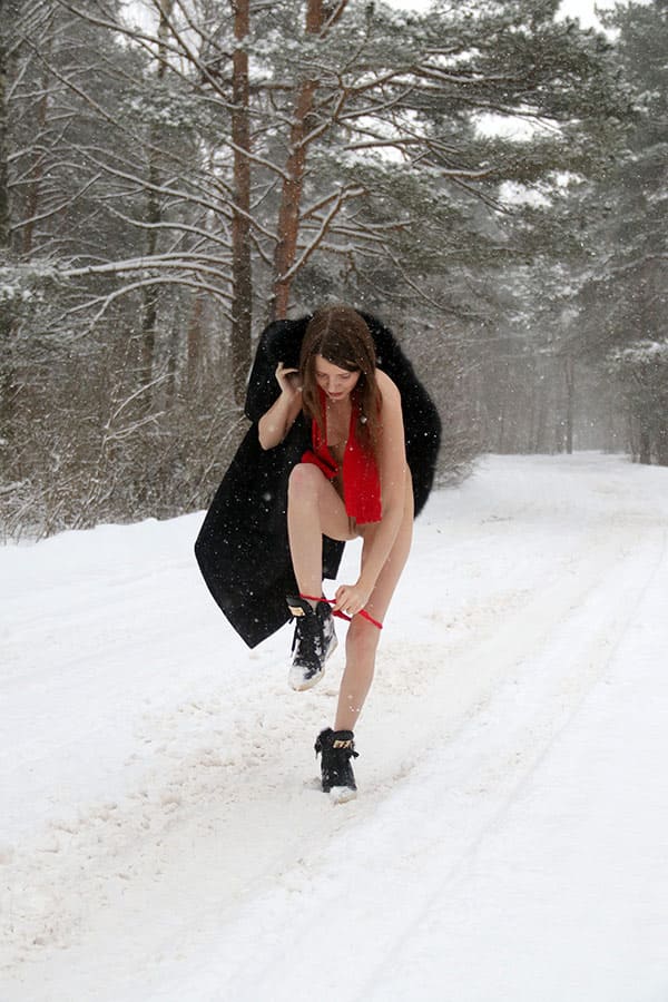 Лысая пилотка под снегопадом 5 фото