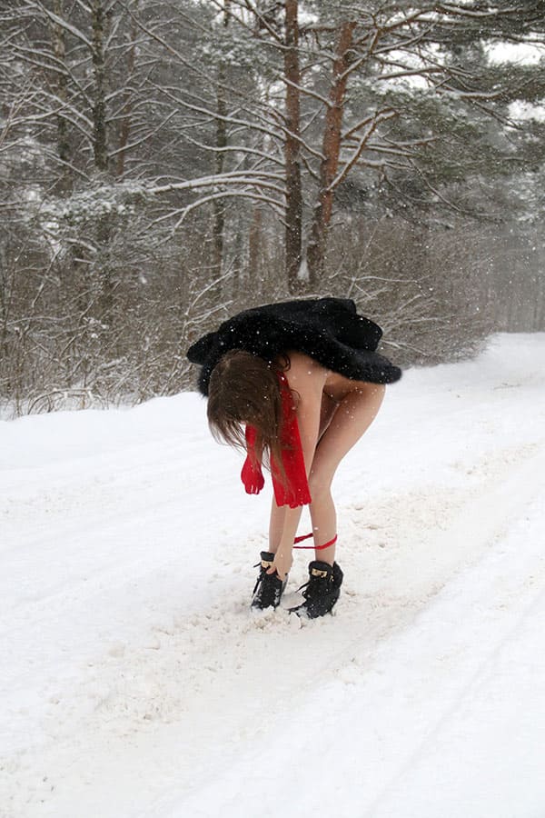 Лысая пилотка под снегопадом 7 фото