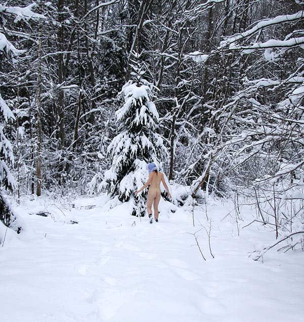 Голая красавица закаляется в зимнем лесу 12 фото
