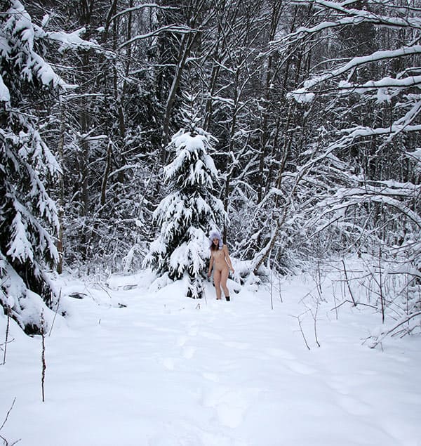 Голая красавица закаляется в зимнем лесу 13 фото