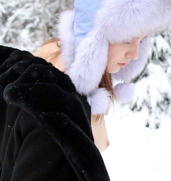 Голая красавица закаляется в зимнем лесу 2 фото