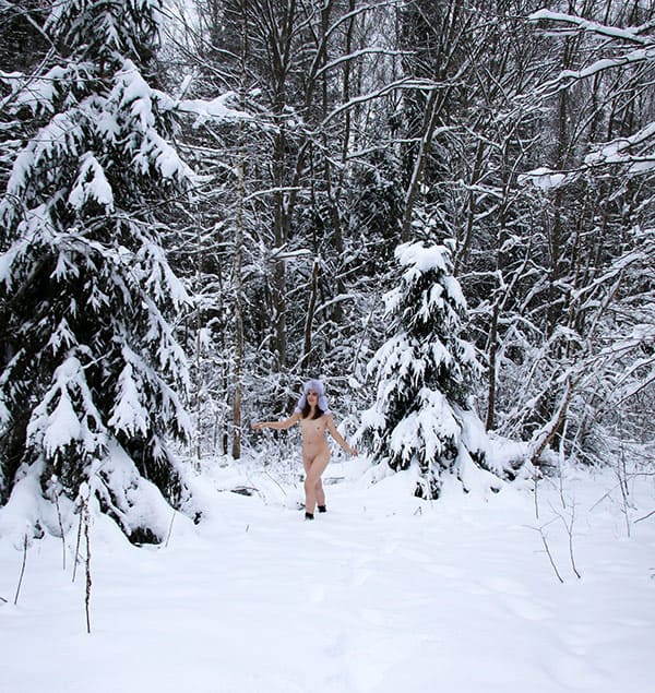Голая красавица закаляется в зимнем лесу 22 фото