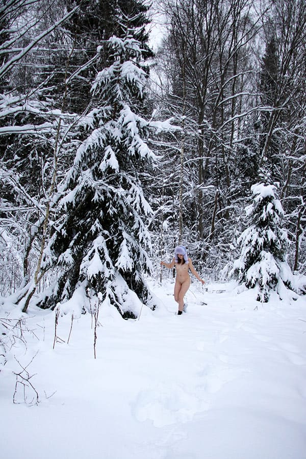 Голая красавица закаляется в зимнем лесу 23 фото