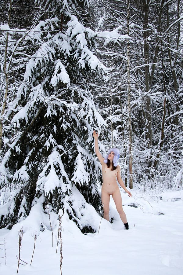 Голая красавица закаляется в зимнем лесу 25 фото
