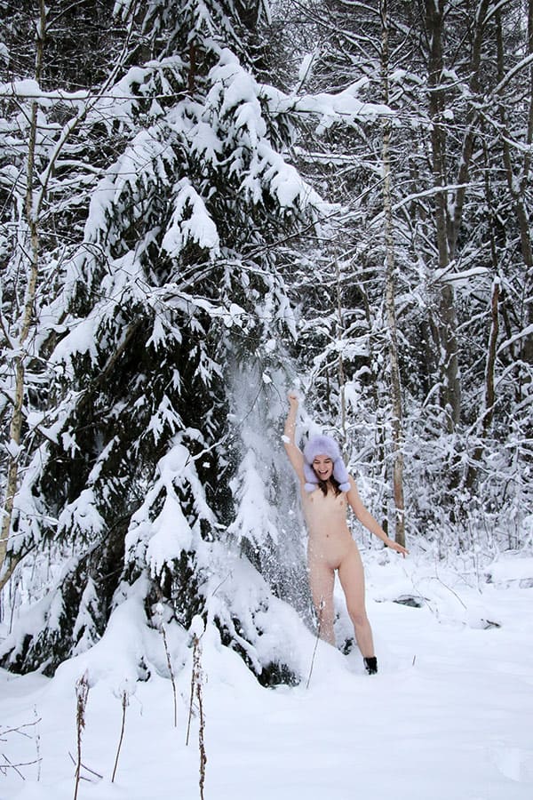 Голая красавица закаляется в зимнем лесу 27 фото