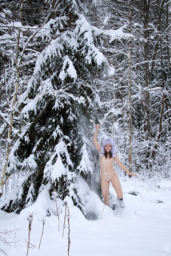 Голая красавица закаляется в зимнем лесу 29 фото