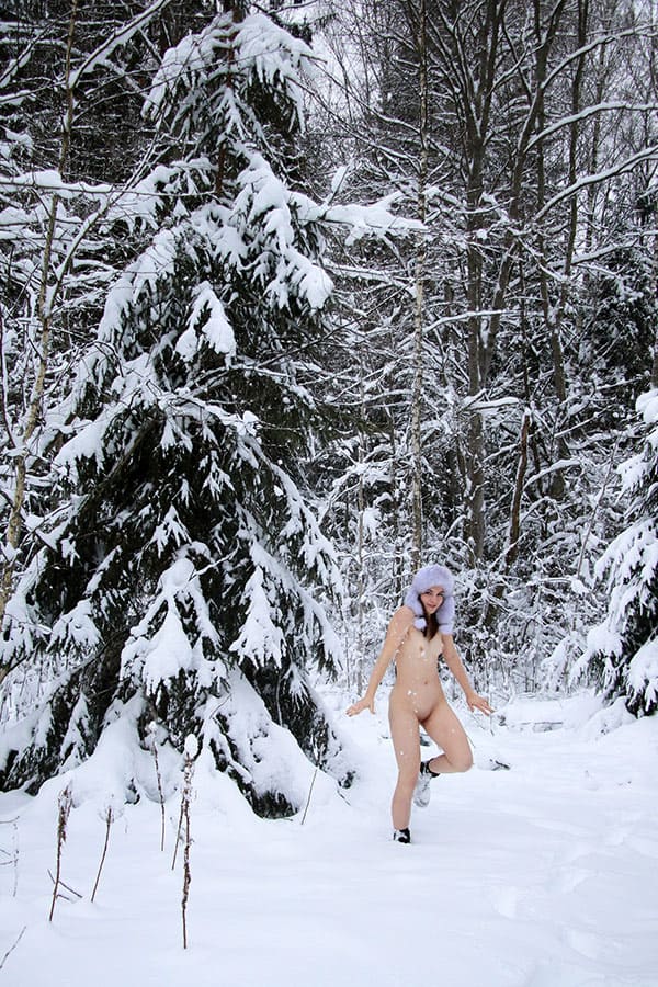 Голая красавица закаляется в зимнем лесу 35 фото