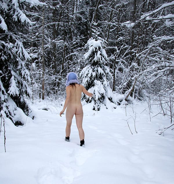Голая красавица закаляется в зимнем лесу 6 фото