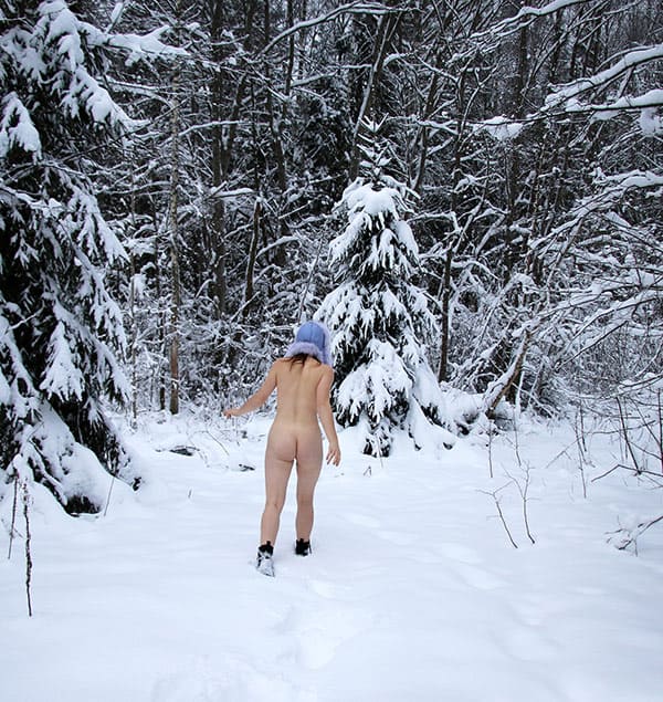 Голая красавица закаляется в зимнем лесу 7 фото