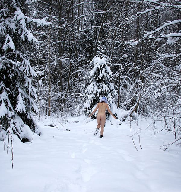 Голая красавица закаляется в зимнем лесу 9 фото