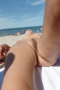 Бабушка с мохнаткой загорает на нудике