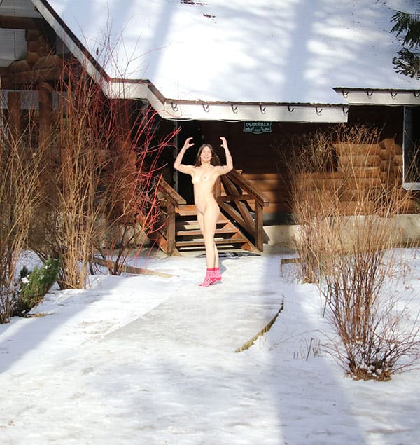 Русская девушка показала пизду на морозе 102 фото