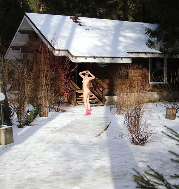 Русская девушка показала пизду на морозе 103 фото