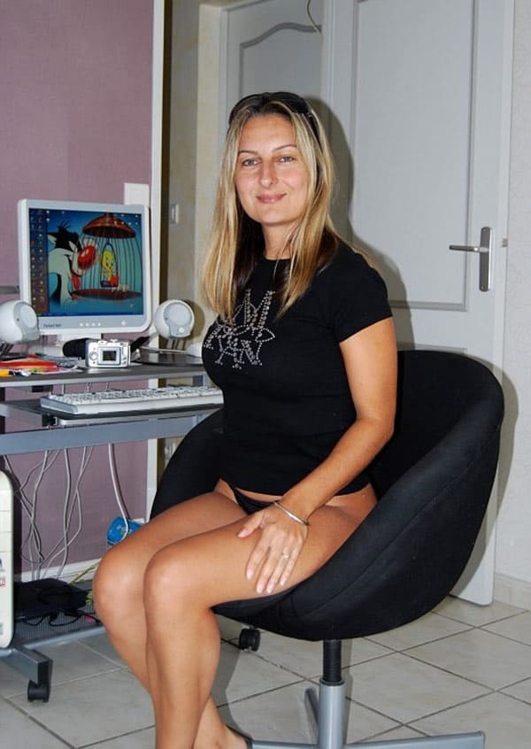 Милфа со стоячими сиськами и идеальной фигурой 1 фото