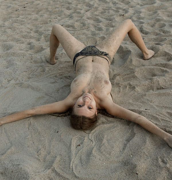 Молодая нудисточка в песке 12 фото