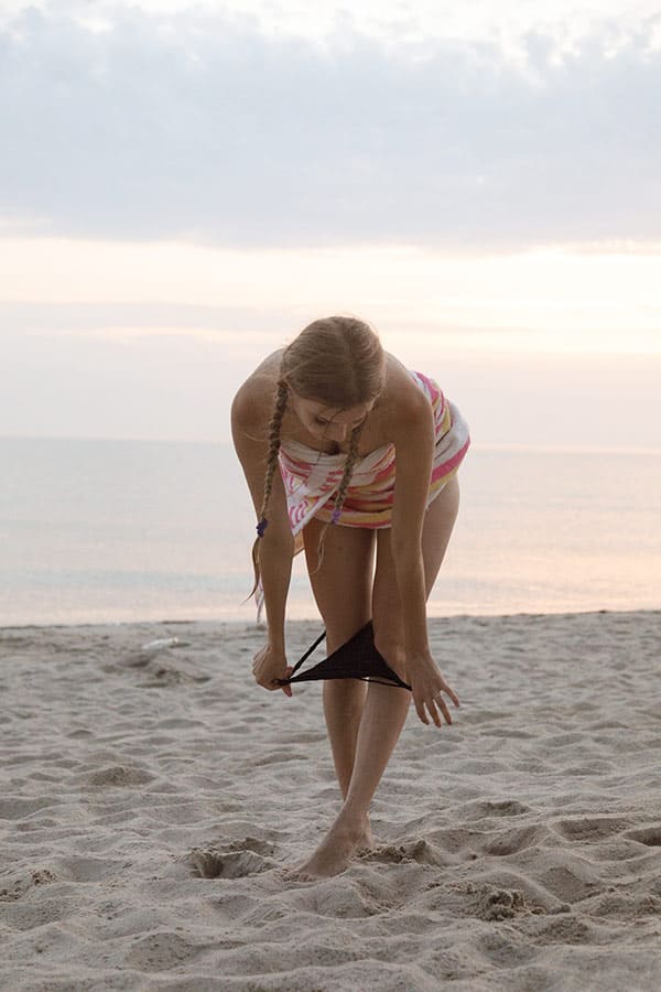 Молодая нудисточка в песке 15 фото