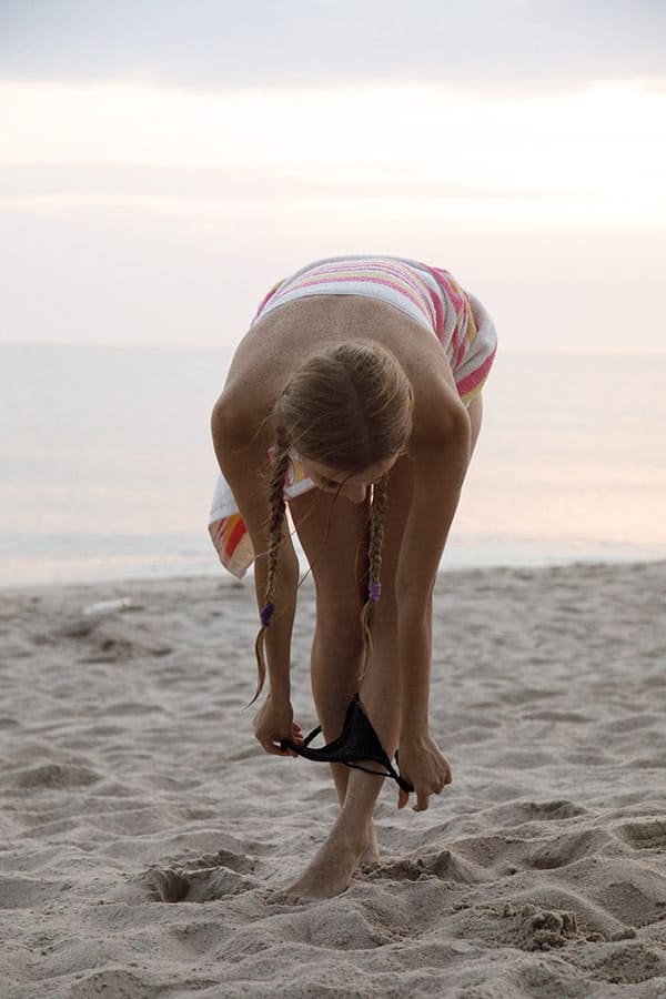 Молодая нудисточка в песке 16 фото