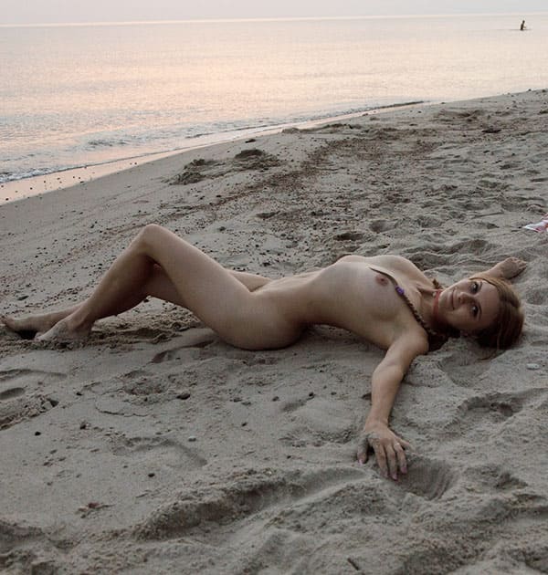 Молодая нудисточка в песке 24 фото