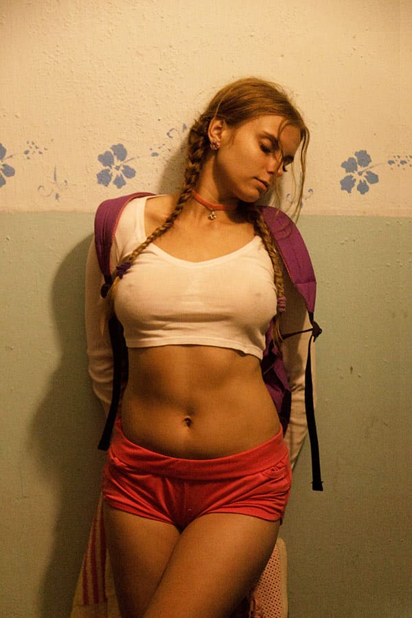 Молодая нудисточка в песке 44 фото