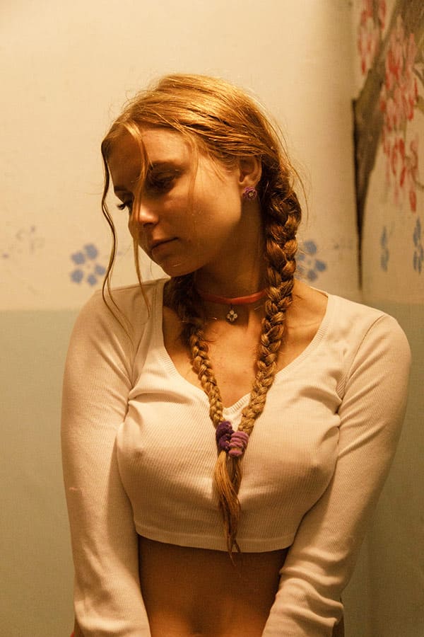 Молодая нудисточка в песке 45 фото