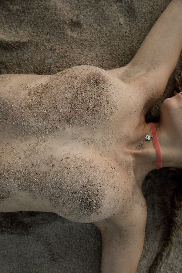Молодая нудисточка в песке 9 фото