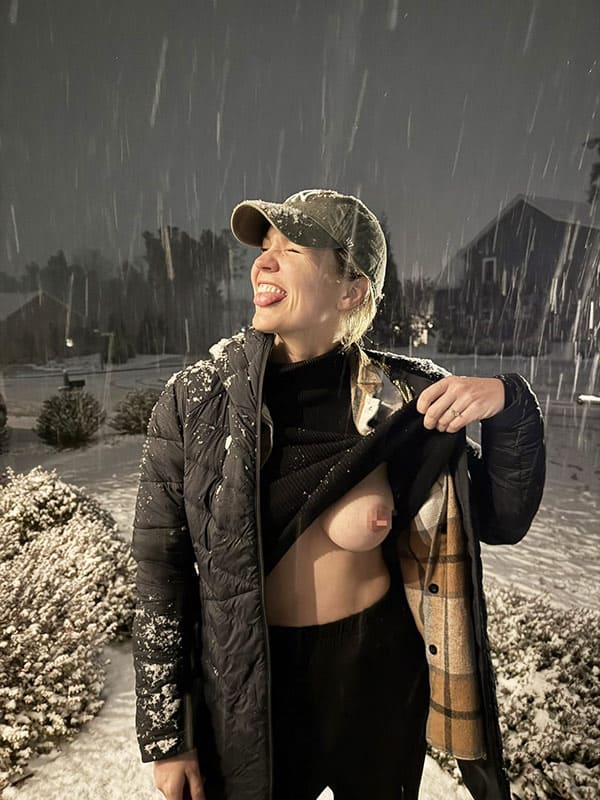 Голые зрелки на снегу 19 фото