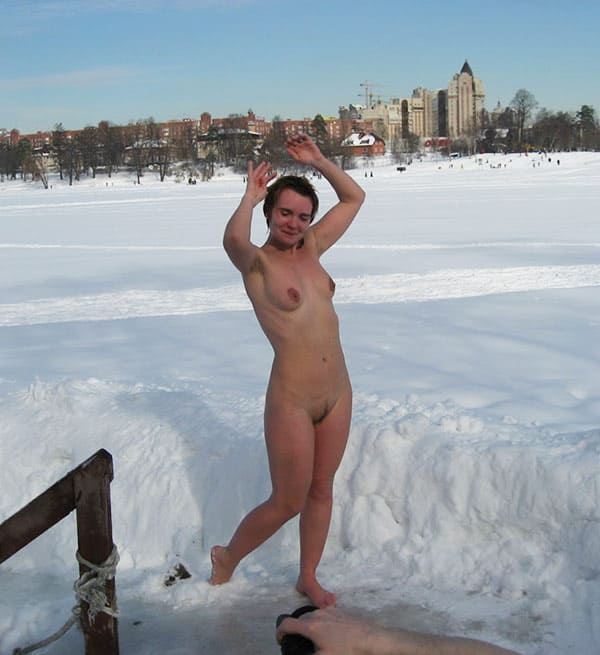 Голые зрелки на снегу 25 фото