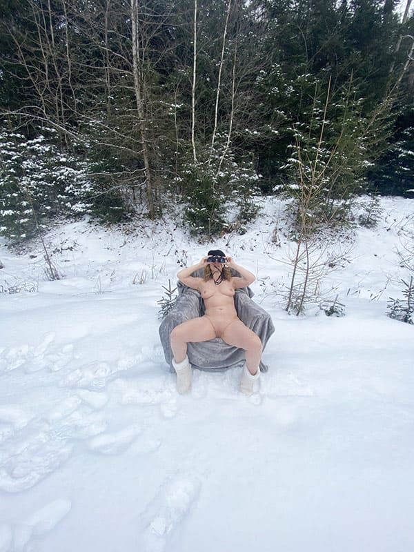 Голые зрелки на снегу 28 фото
