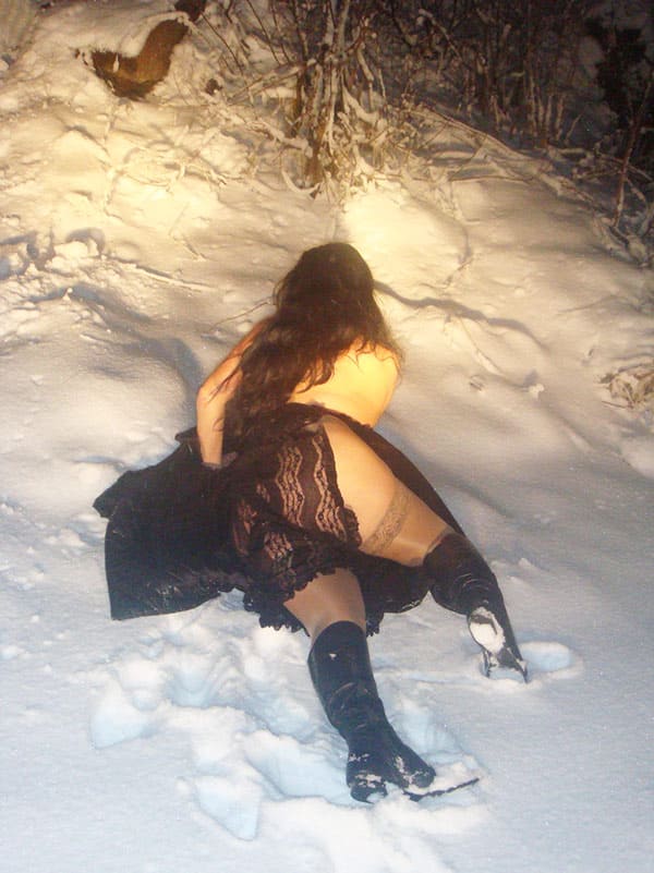 Голые зрелки на снегу 30 фото