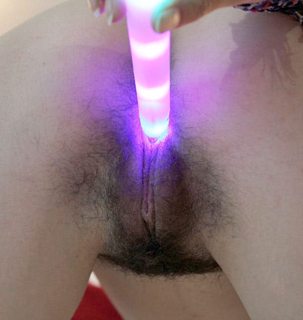 Девушка дрочит световым мечом пизду и анал 34 фото