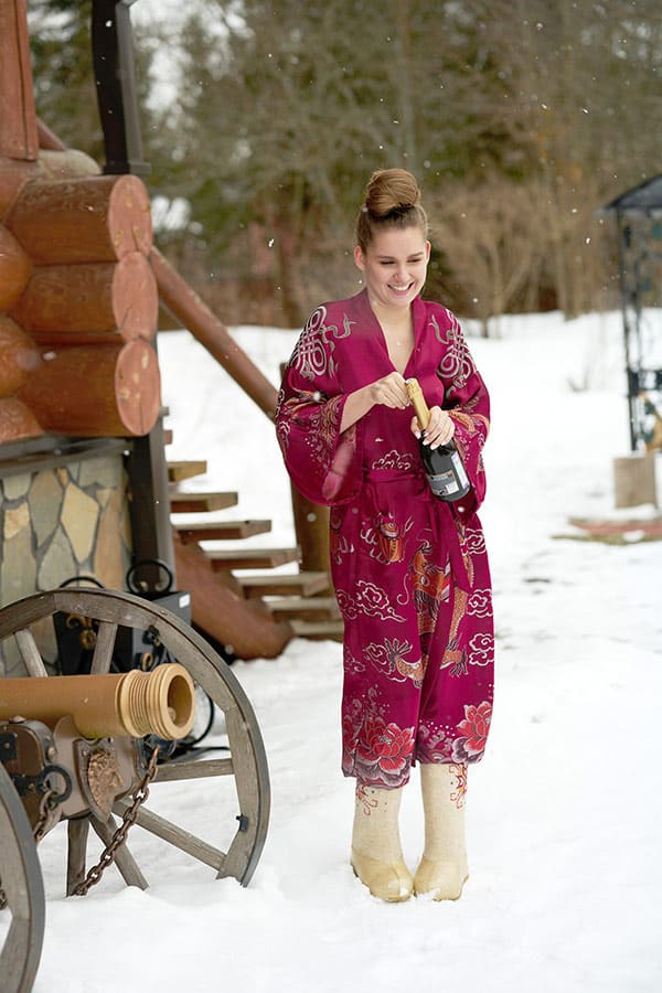 Голая девица отмечает НГ на даче 1 фото